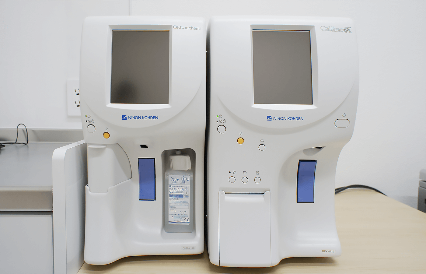 CRP測定器(左)と全自動血球計数器(右)