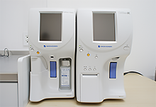 CRP測定器(左)と全自動血球計数器(右)